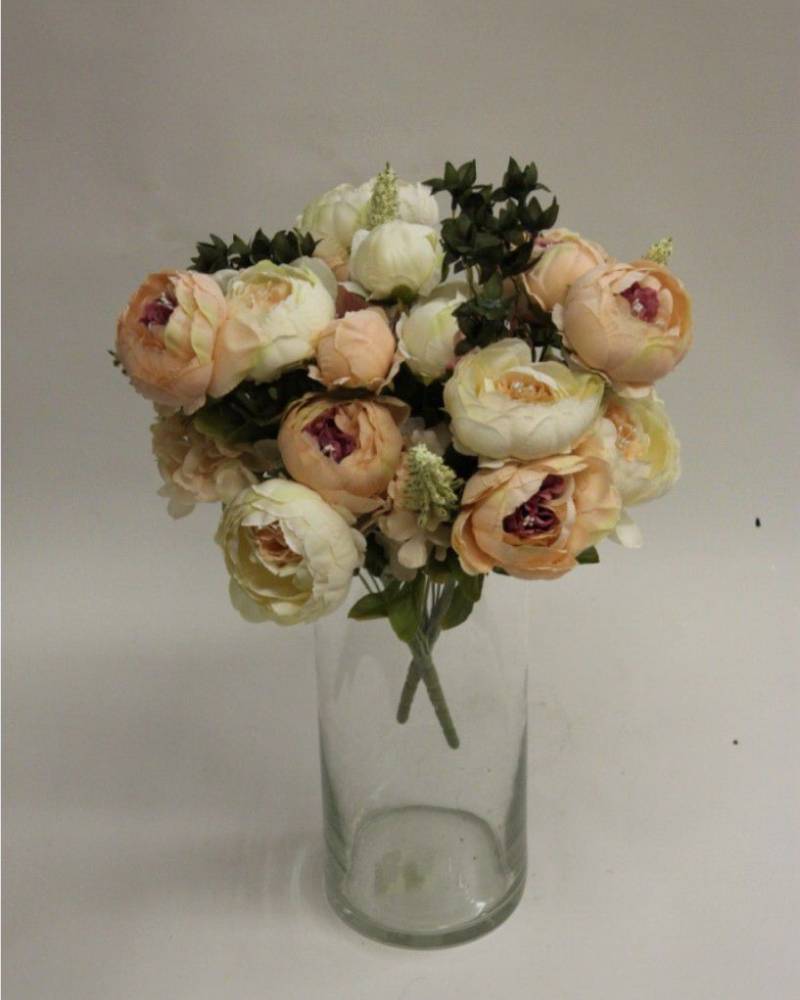 Кусты пионов с гортензией метельчатой