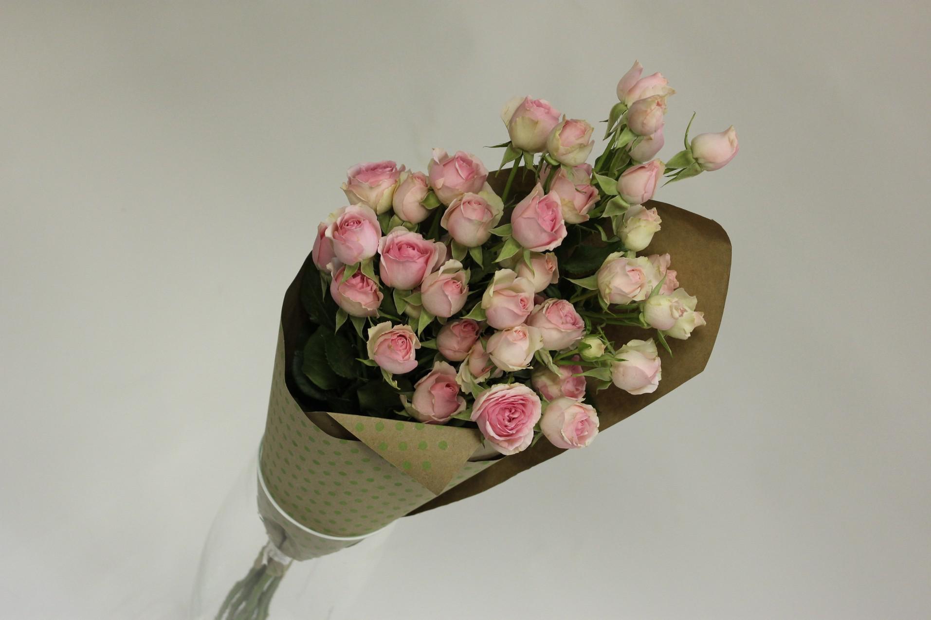 Букет из 7 кустовых пионовидных роз в крафте - Букеты - Торговый дом Орхидея