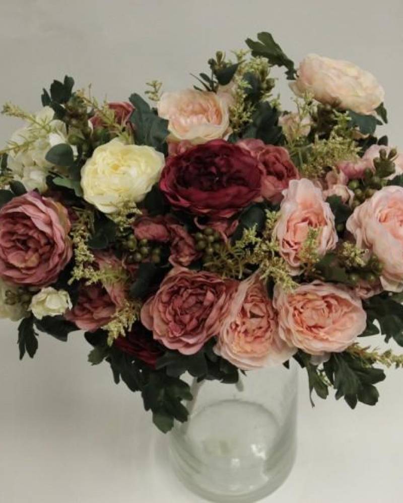 Букет махровых ранункулюсов