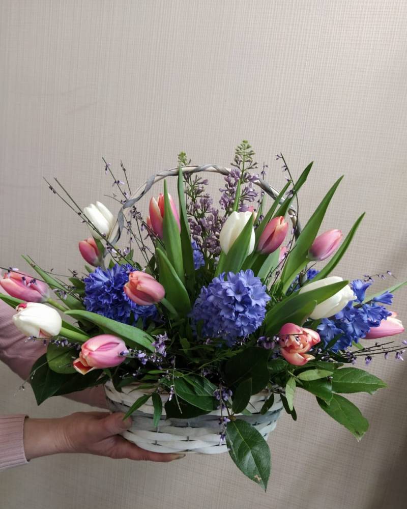 Композиция в корзинке Весенние цветы